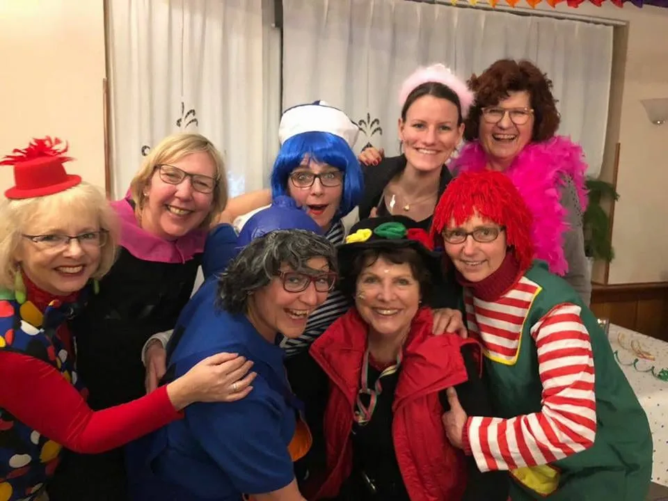 Fröhliche Sängerinnen beim Fasching